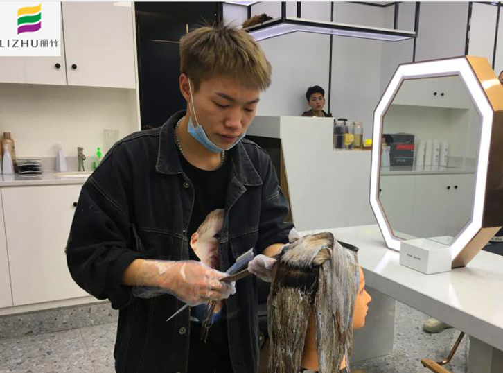 以前怕別人嘲笑自己，但現(xiàn)在不會了