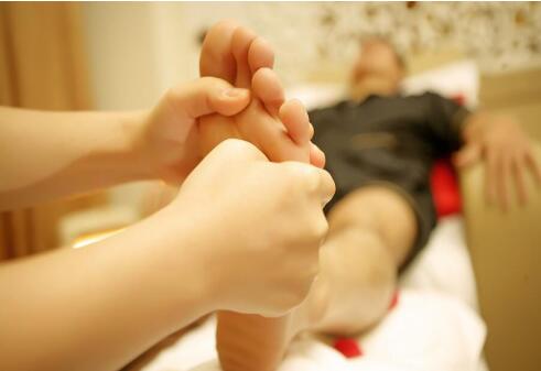 怎么進(jìn)行足底按摩？南寧美容學(xué)校送教程
