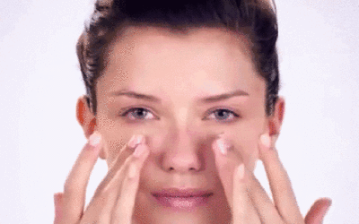 南寧美甲學(xué)校：美容院眼部按摩手法大全