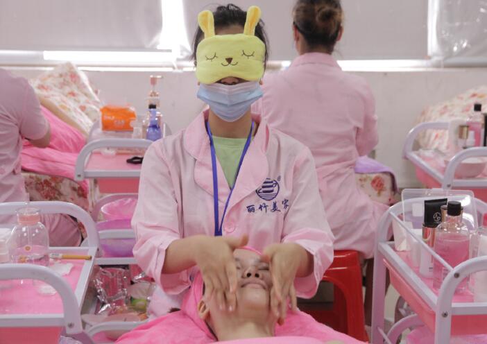 南寧美容學(xué)校：這是不是你想象中的美容師？