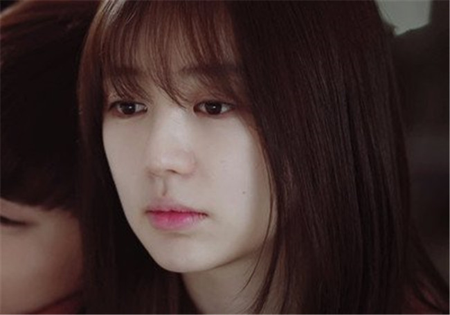 南寧化妝學(xué)校：花瓣咬唇妝，秒變水潤透白