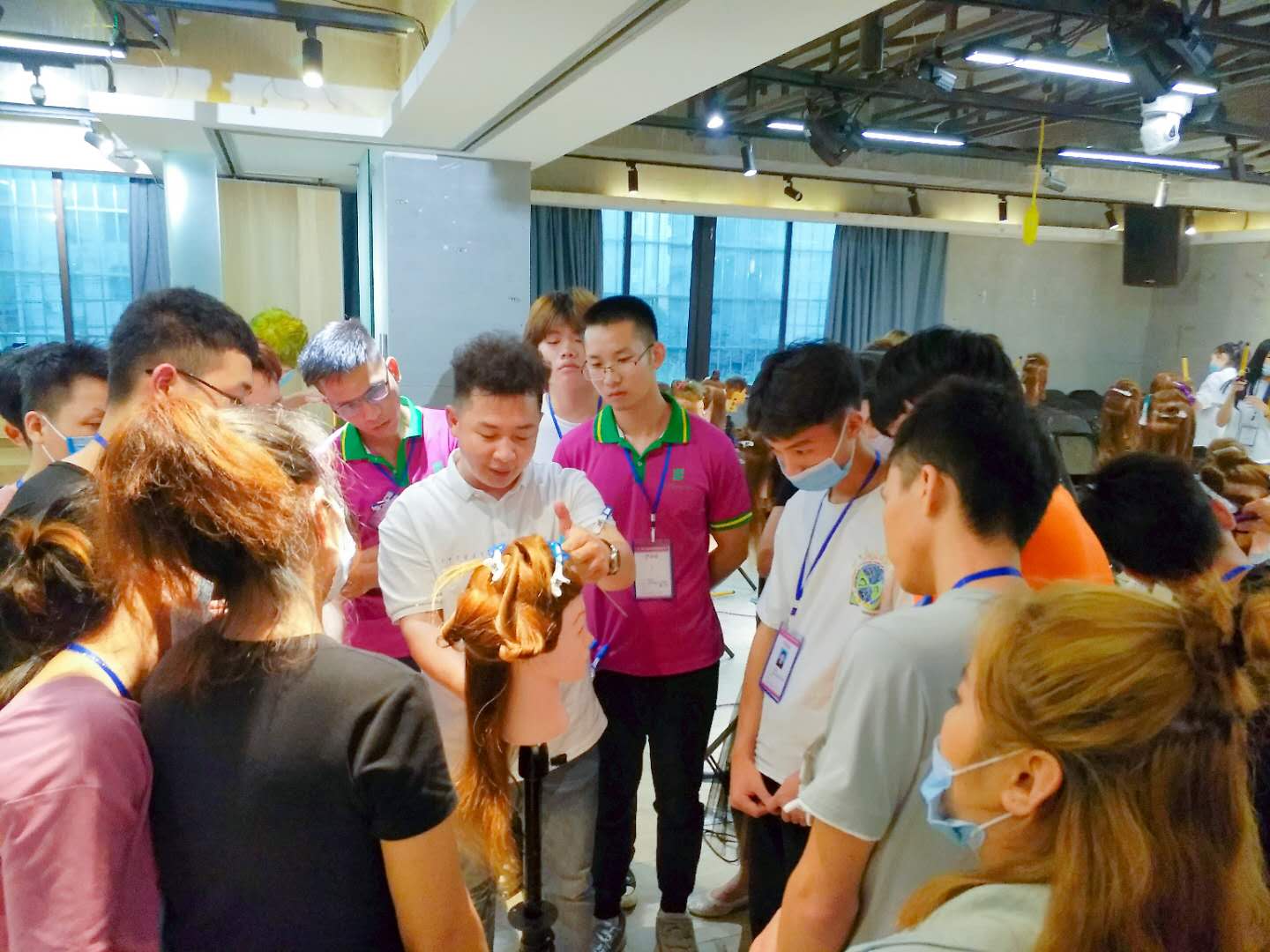 南寧美發(fā)學(xué)校：時(shí)尚電棒造型班開(kāi)班，人氣爆棚