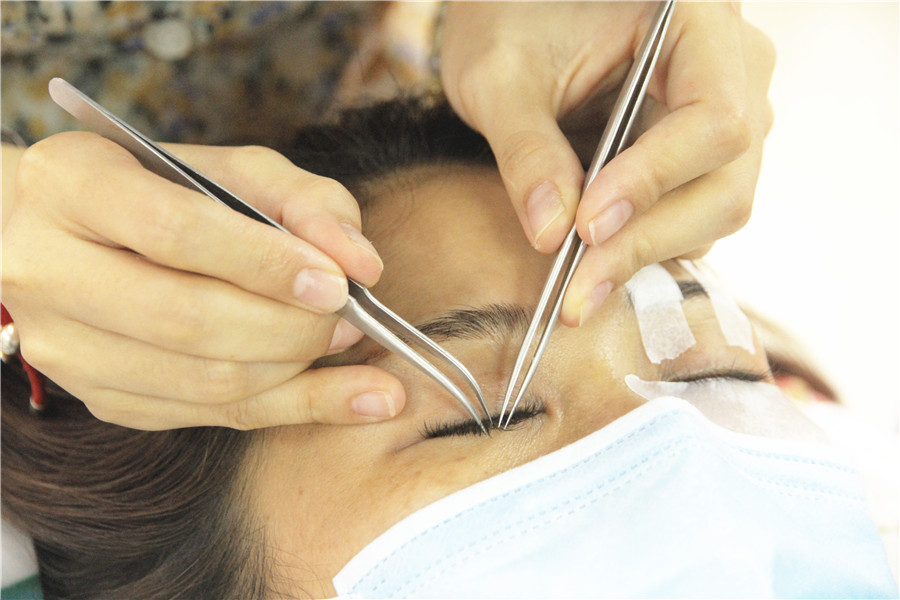 南寧美睫學(xué)校：睫毛彎彎，眼睛眨啊眨