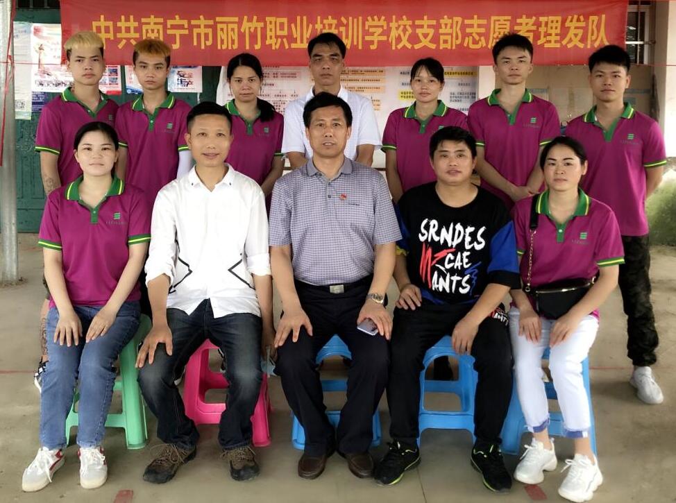 中共麗竹學(xué)校支部志愿者到壇洛進行義剪活動