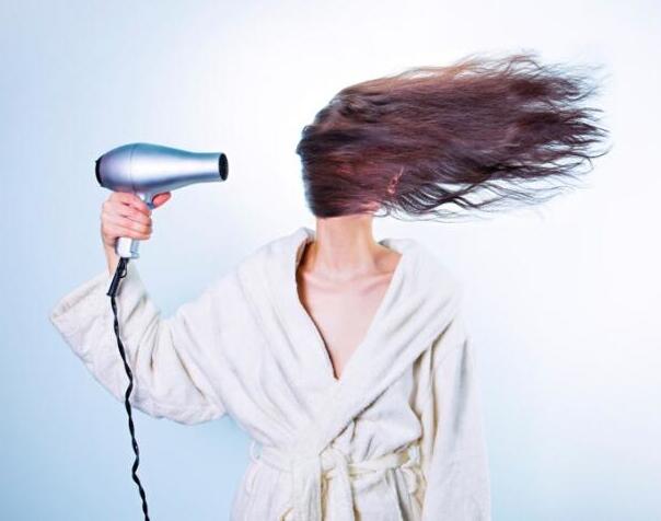 南寧美發(fā)學校：女長發(fā)快速吹干的美發(fā)技巧