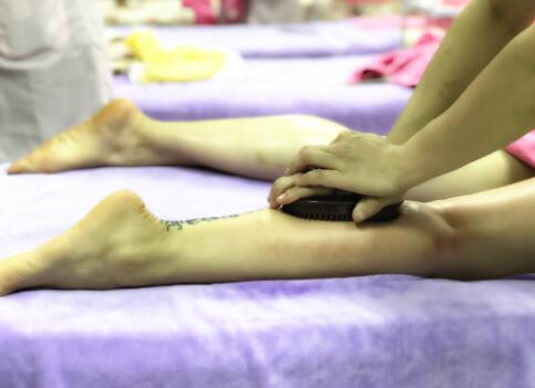 南寧美容課堂：刮腿美容手法的實操練習(xí)