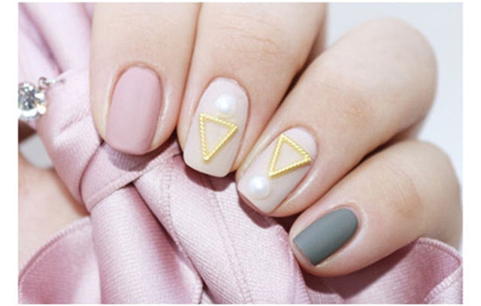 南寧美甲學校：另類純色金屬美甲教程
