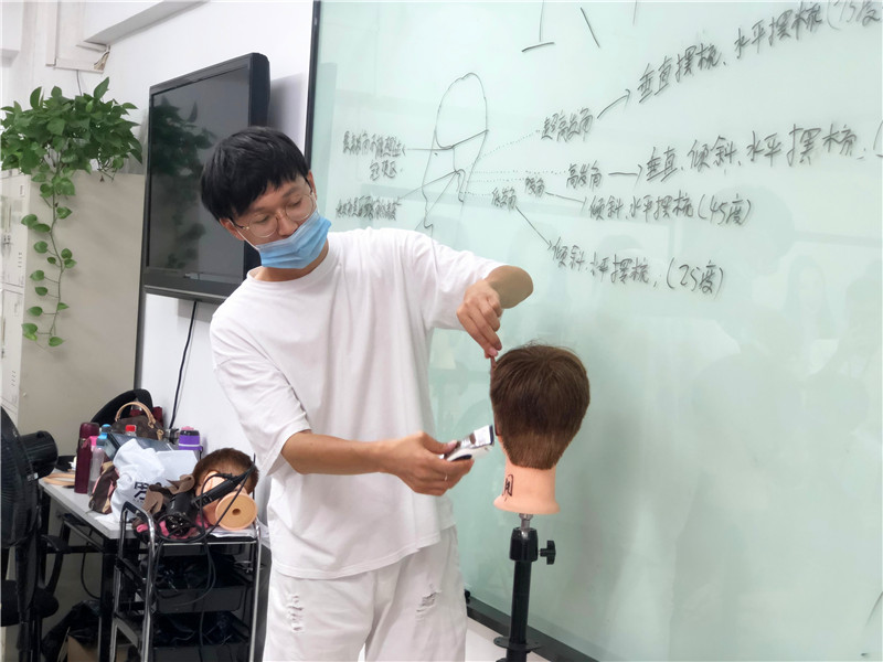 南寧美發(fā)課堂：360度男發(fā)手法演練，輕松攻破剪發(fā)難題