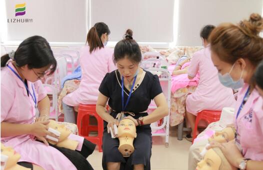 南寧美容課堂：零基礎手法示范