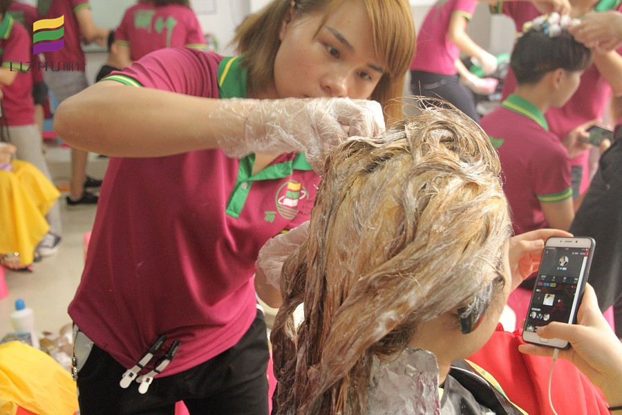 美發(fā)課堂：美發(fā)師的標配技能之一