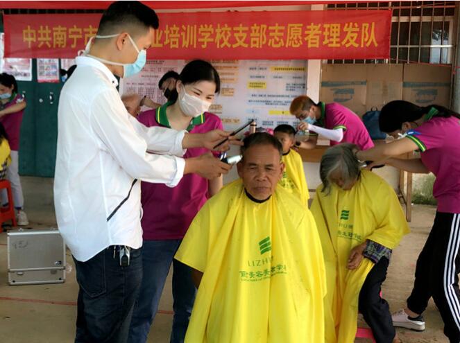 你笑起來真好看，像春天的花一樣