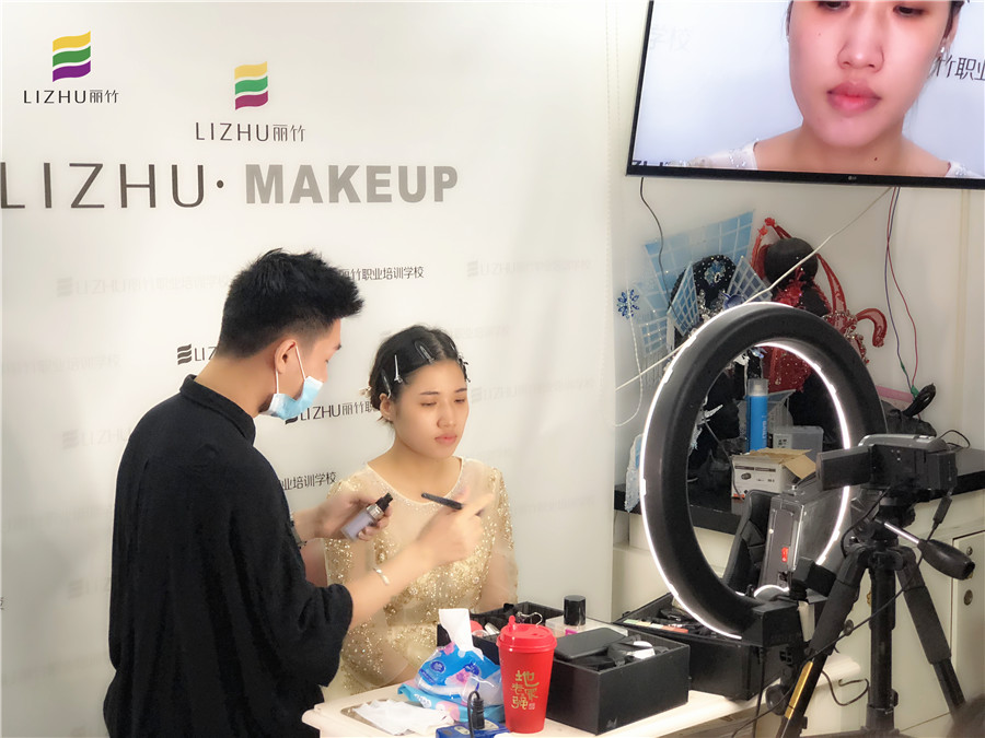 廣西彩妝學(xué)校：快看！畫真人了！