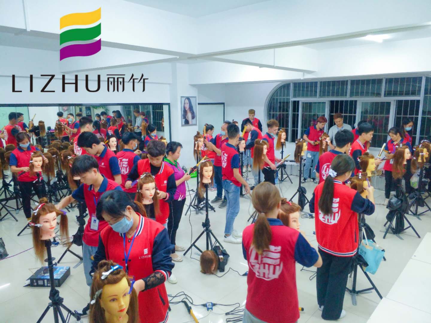 廣西美發(fā)學(xué)校：時(shí)尚電棒造型班開班