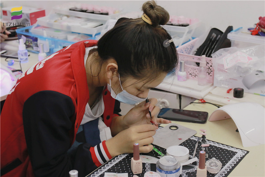 廣西美甲學校：美甲你的副業(yè)退路