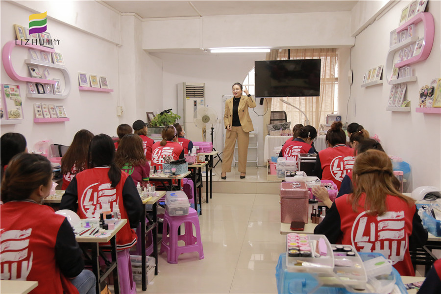 吶！麗竹學(xué)校美甲班的就業(yè)宣講來啦