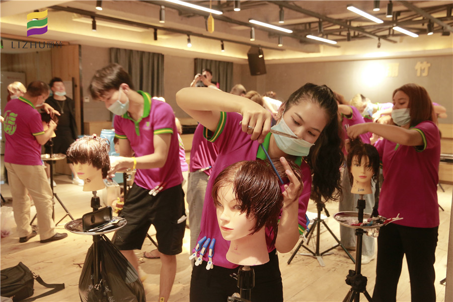 南美發(fā)學校：不要小看女士剪發(fā)