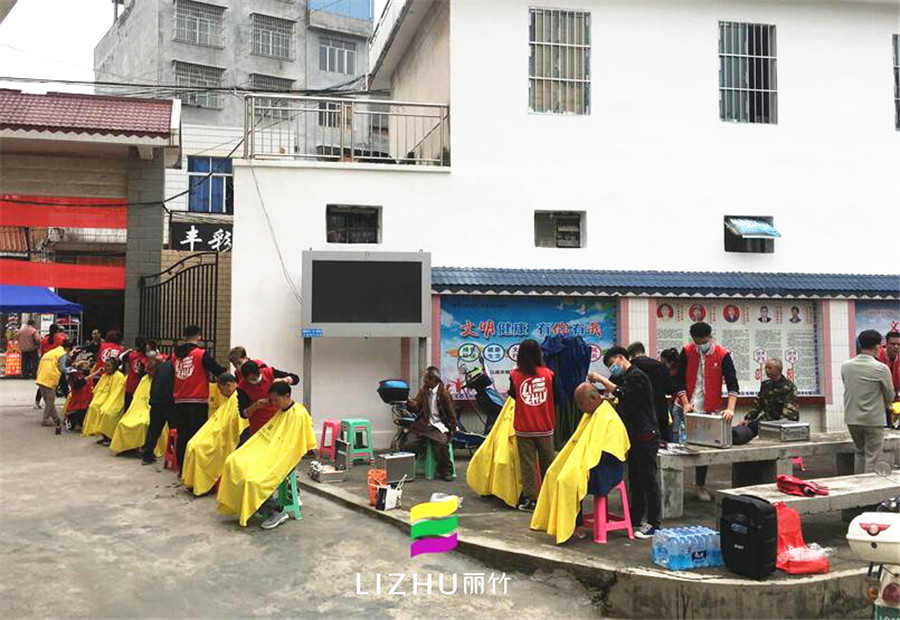 美發(fā)學(xué)校實(shí)踐：學(xué)習(xí)雷鋒，好榜樣