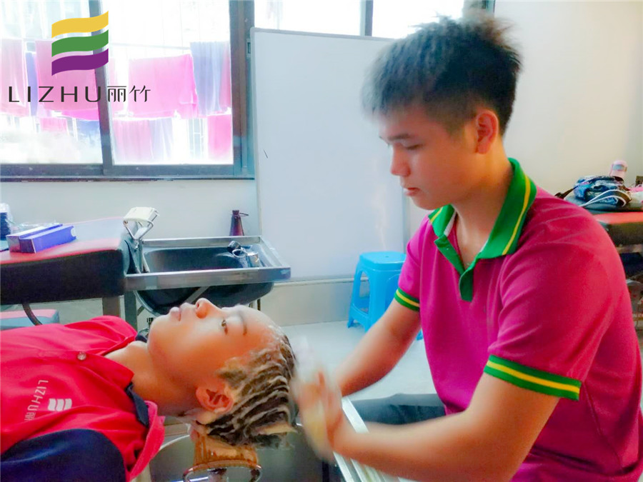 美發(fā)學(xué)員心得：老師，我們沒有忘