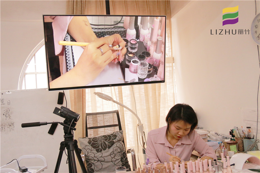 南寧美甲培訓(xùn)：馮老師的雕花美甲