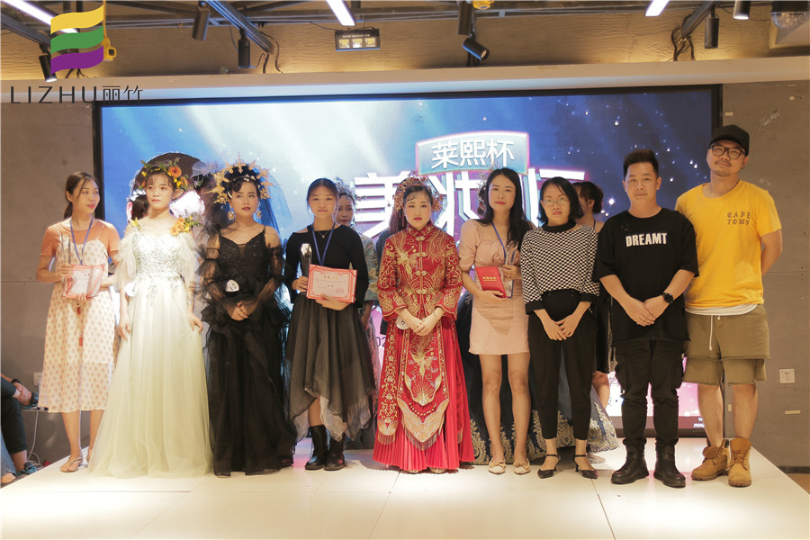 化妝學(xué)員感言：化妝美甲“兩手抓”