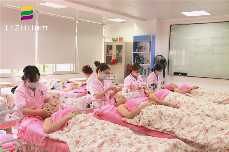 南寧美容學(xué)校：面護理提升練習(xí)