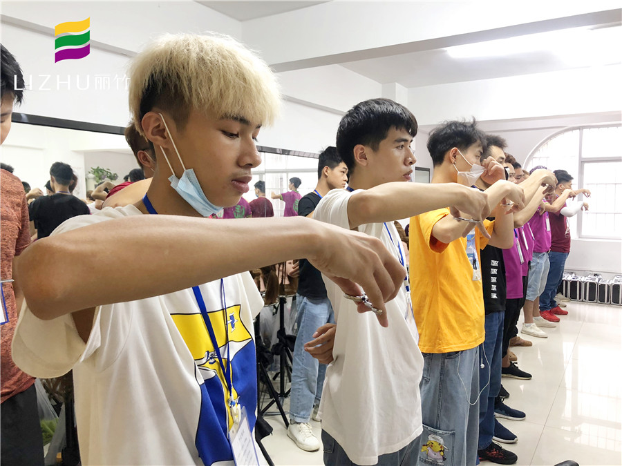 南寧美發(fā)學(xué)校：美發(fā)剪刀的使用方法