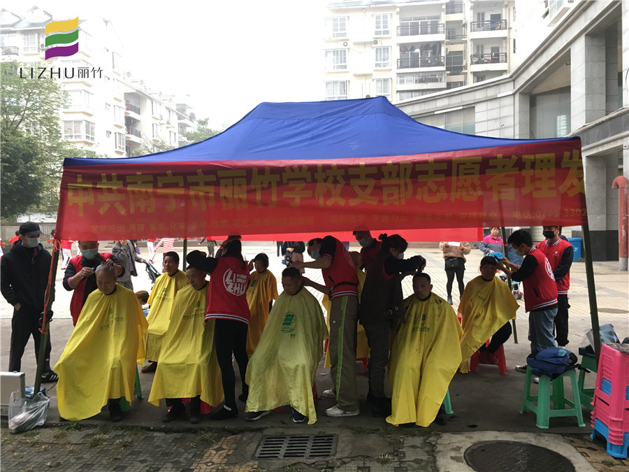 南寧美發(fā)學(xué)?！睂W(xué)雷鋒”活動為社區(qū)免費理發(fā)