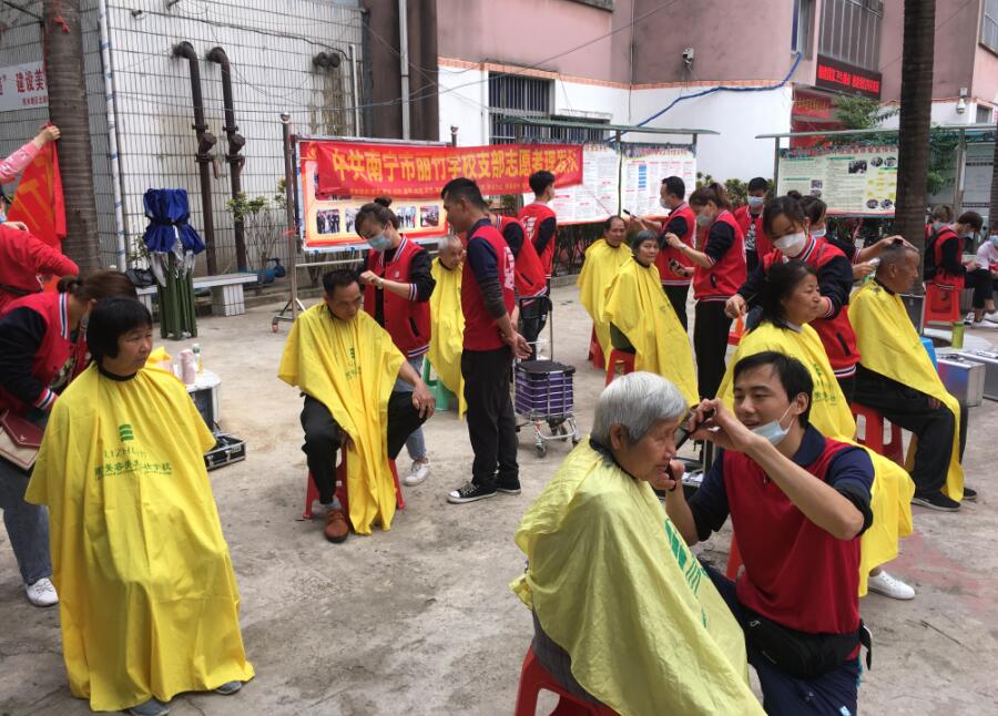 “雷鋒義剪”入社區(qū)，方知南寧美發(fā)學(xué)校哪家好