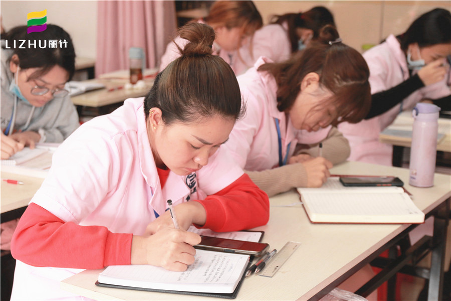 美容師學(xué)理論知識的重要性，讓南寧美容培訓(xùn)班告訴你