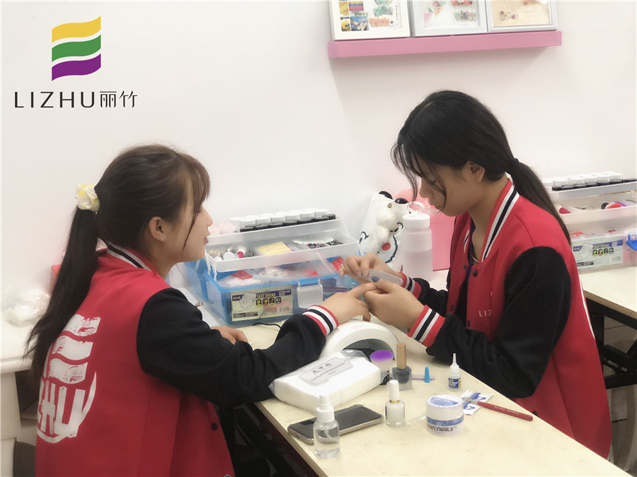 看了這份甲教程，會(huì)知道南寧美甲學(xué)校哪家好