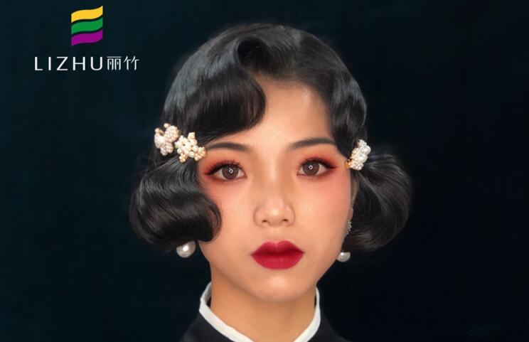 民國(guó)旗袍妝容，顯示南寧專業(yè)化妝學(xué)校實(shí)力