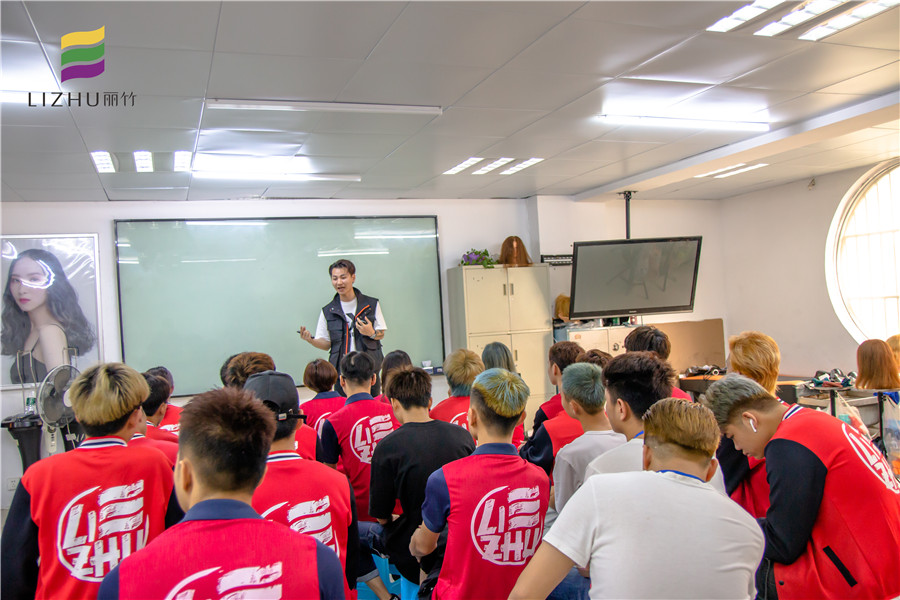 南寧學(xué)美發(fā)好就業(yè)嗎？來麗竹學(xué)?？纯淳椭懒?>
								
								<span id=