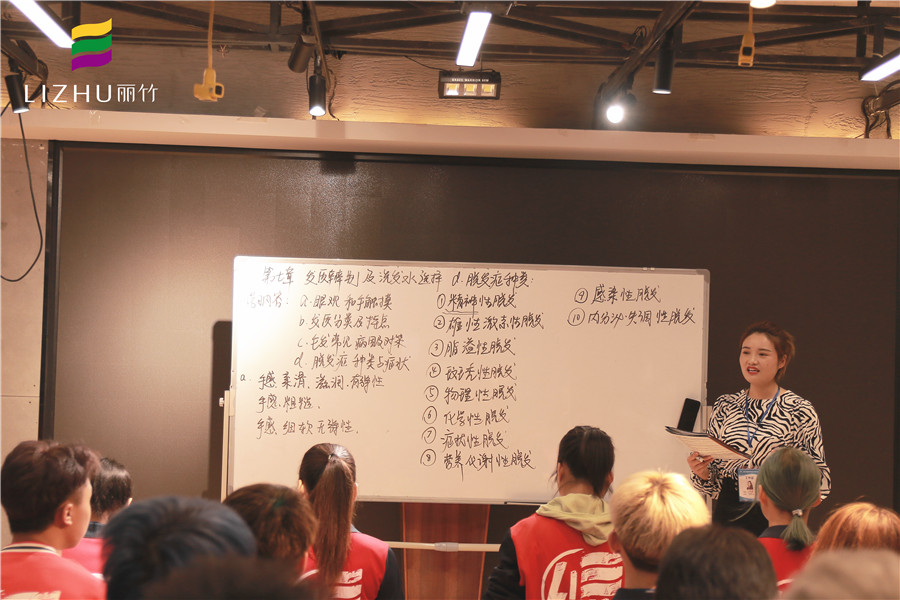 直擊美發(fā)課堂，感受廣西好的美發(fā)學(xué)校氛圍