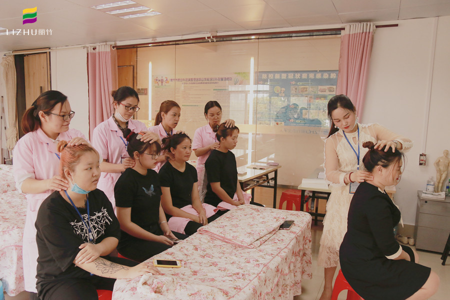 常見中醫(yī)推拿手法，廣西美容學(xué)校為你演示