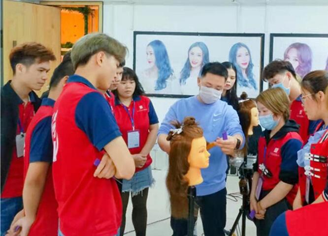 廣西美發(fā)學(xué)校時尚電棒造型班開課，學(xué)員爆滿