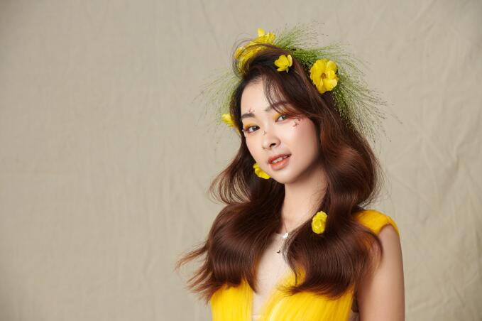 輕氧花漾披發(fā)造型