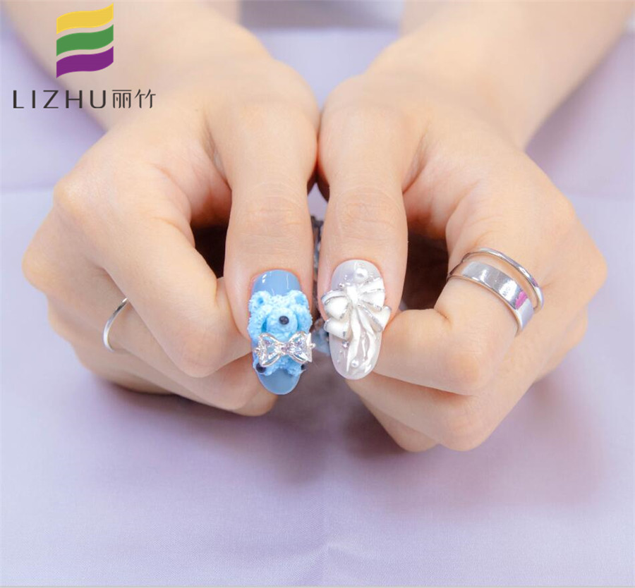 可愛卡通雕花美甲，精湛技法展示廣西美甲學(xué)校哪家技術(shù)好