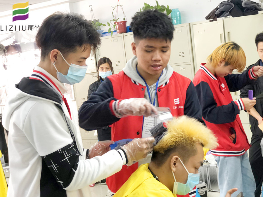 來南寧美發(fā)培訓(xùn)班，學(xué)專業(yè)染發(fā)技術(shù)