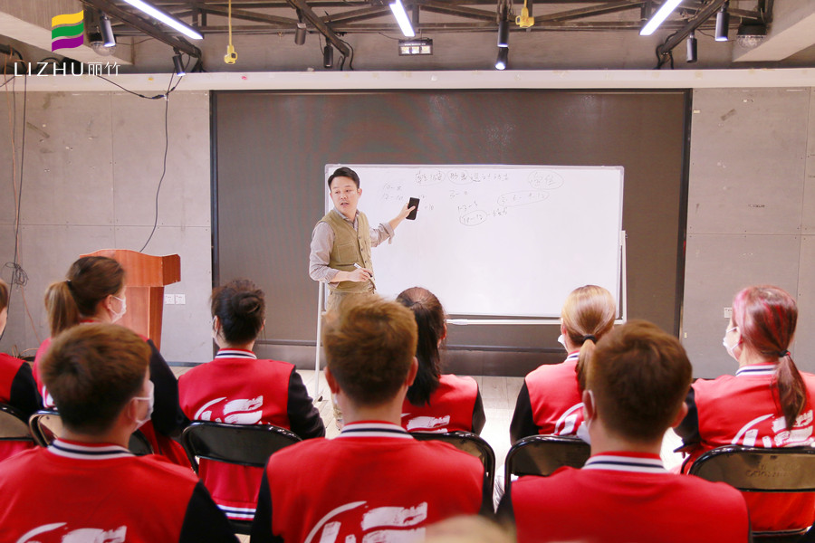 乾健·形象設(shè)計沙龍招人啦！廣西美發(fā)學(xué)校為你解決就業(yè)之憂