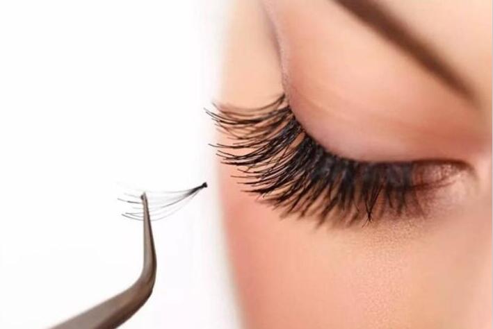 嫁接睫毛紅腫怎么辦？南寧美睫學(xué)校來幫你