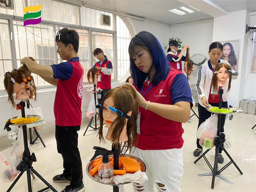 南寧學(xué)美發(fā)哪里的學(xué)費(fèi)便宜？南寧美發(fā)學(xué)校哪里比較專業(yè)？