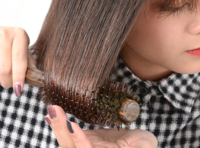 如何快速清理卷發(fā)梳上的頭發(fā)？廣西美發(fā)培訓(xùn)班教你