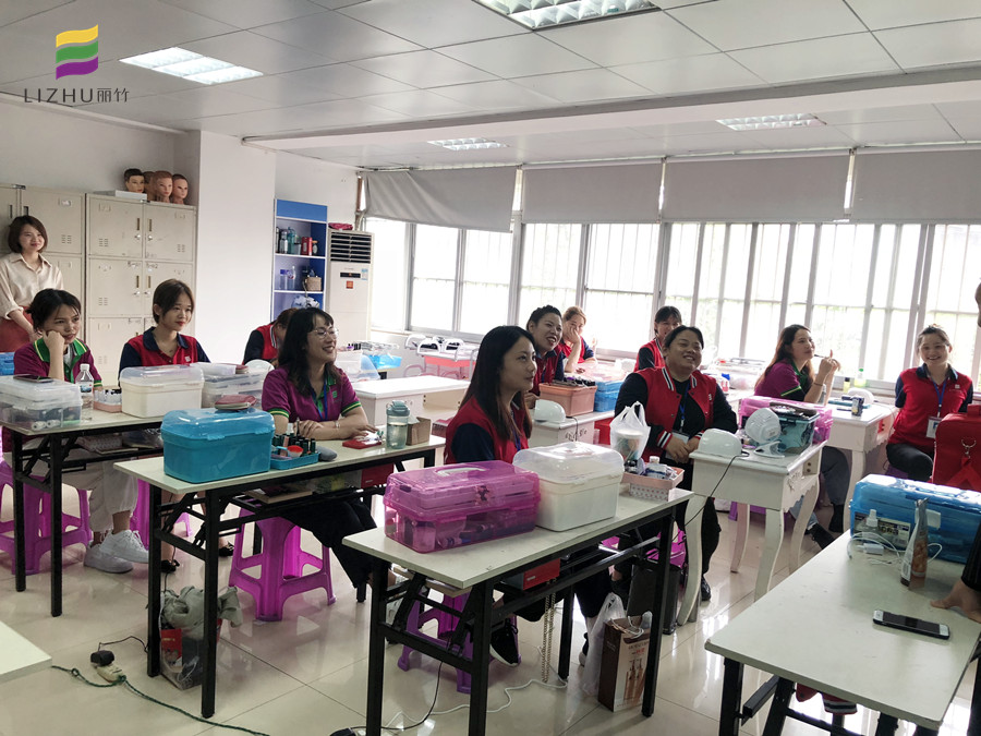 看了美甲就業(yè)宣講，你還會問南寧學(xué)美甲有前途嗎？