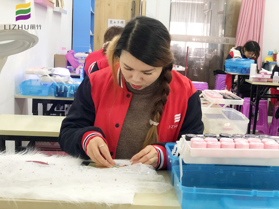 在南寧正規(guī)美甲學校學習，天天都有學不完的東西