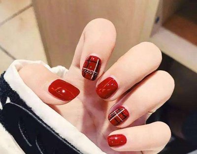 指甲指甲劈了怎么辦？南寧美甲學(xué)校教你解決辦法