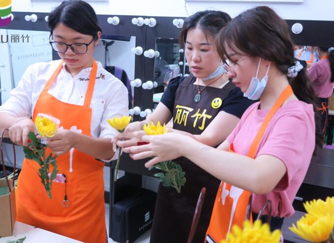 插花如何進(jìn)行色彩搭配？南寧花藝培訓(xùn)班來(lái)教你