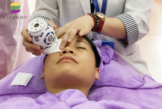 和廣西美容學(xué)校一起認(rèn)識艾灸罐