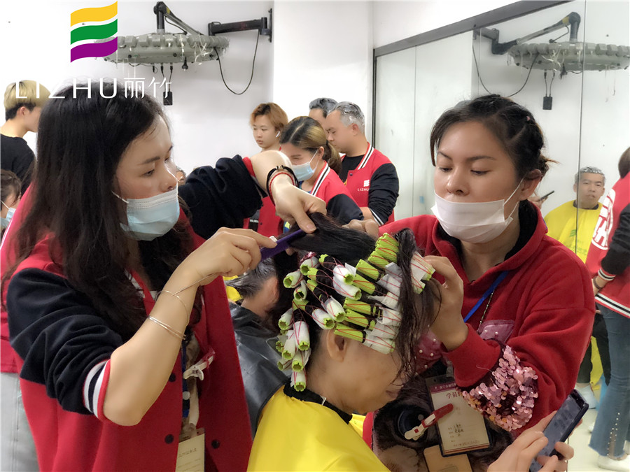 美發(fā)初學(xué)者燙發(fā)上杠基本操作方法，南寧美發(fā)學(xué)校分享