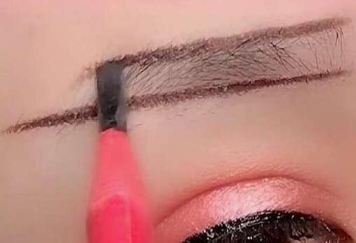 初學化妝畫好眉毛的教程，來南寧化妝學校學習