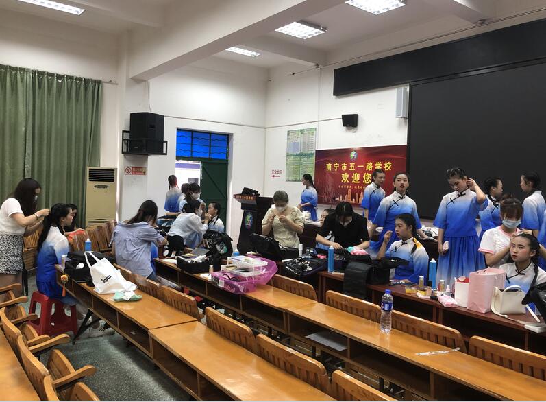 南寧化妝學(xué)校外出實(shí)踐，受到演員比心點(diǎn)贊